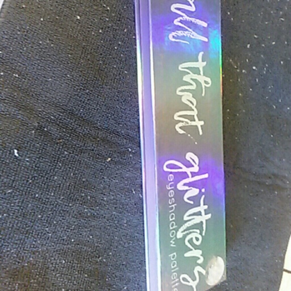 All that glitters eye shadow pallet - Picture 6 of 6